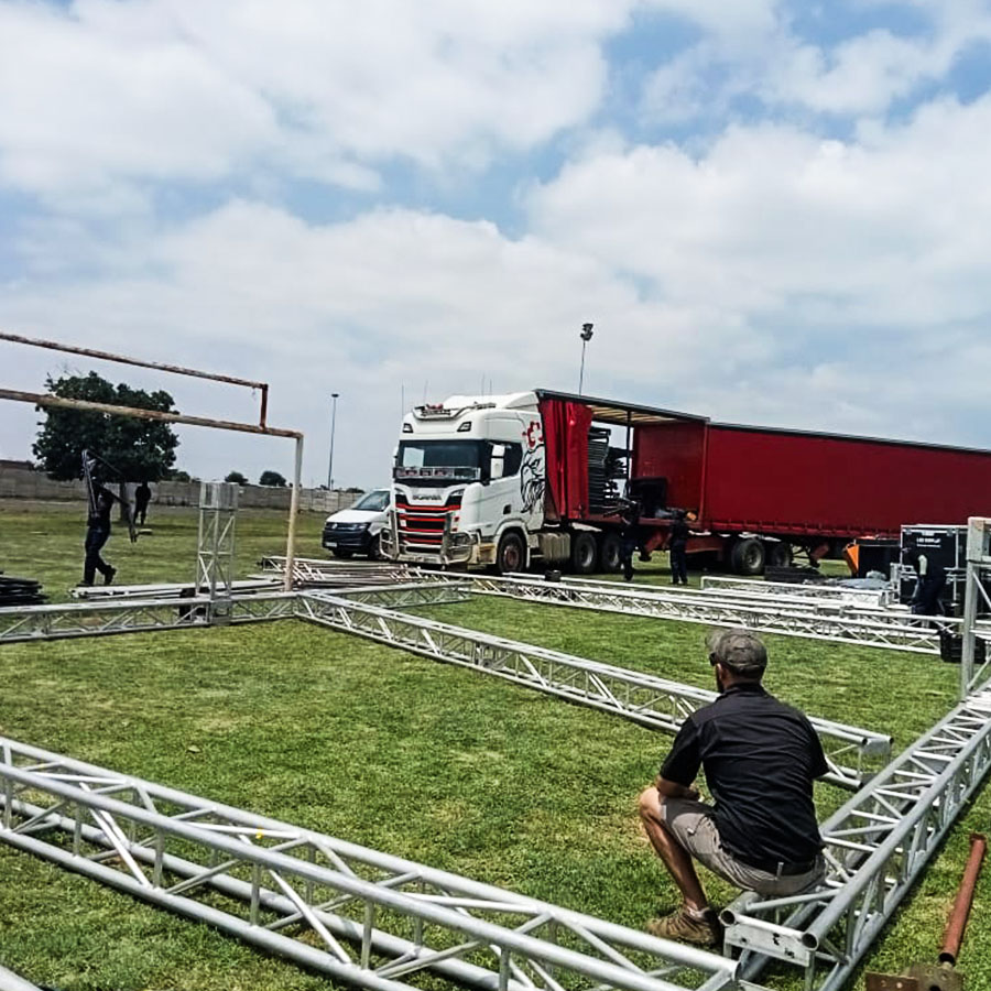 Interlink Offloading at Stage Roof Build